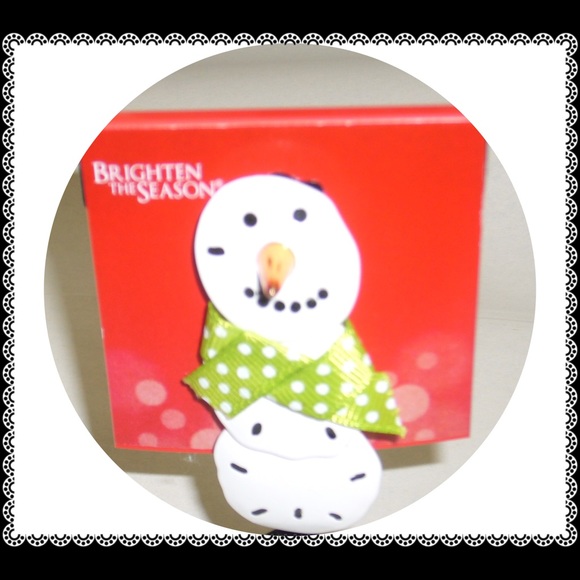 Sand Dollar Snowman Brooch - Picture 1 of 2